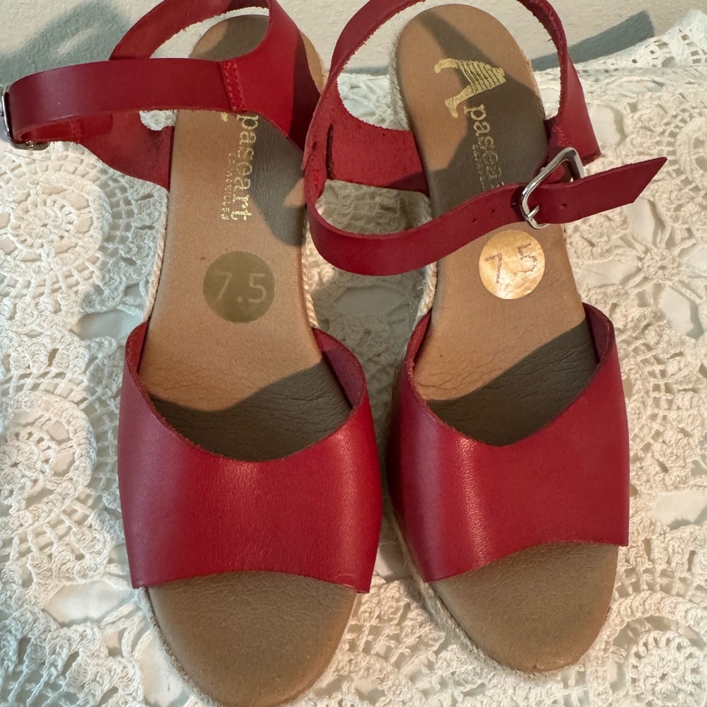 Elegant Red Wedge Sandals - Picture 2 of 4